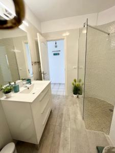 een badkamer met een witte wastafel en een douche bij Sunset View Balcon del Atlantico fase IV in Torviscas in Adeje