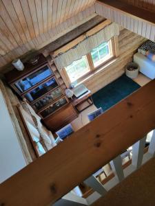 Hirsitalo ja -sauna في Nummi: إطلالة علوية على مطبخ في منزل صغير