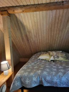 Łóżko lub łóżka w pokoju w obiekcie Hirsitalo ja -sauna