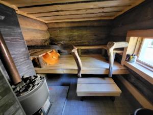 Hirsitalo ja -sauna في Nummi: إطلالة علوية لغرفة بسريرين بطابقين