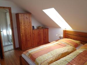 una camera con letto e lucernario di Gaststätte und Pension Vorwerk Altenroth a Altenbeuthen