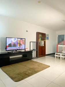 ein Wohnzimmer mit einem Flachbild-TV auf einem Tisch in der Unterkunft Quarto privativo ótima localização in São Paulo