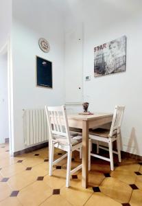 トリノにあるTorino Casa Maria - 2 Bedroom Apartmentのダイニングルーム(テーブル、椅子2脚付)