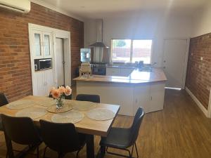- une cuisine et une salle à manger avec une table et des chaises dans l'établissement Perrington Estate, à Nyngan