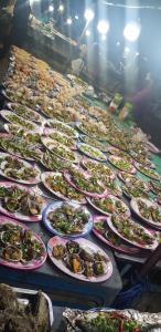 długi stół z talerzami żywności w obiekcie Hotel Việt Sang w mieście La Gi