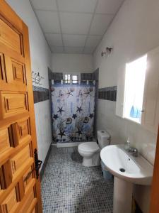 uma casa de banho com um WC, um lavatório e um chuveiro em Casa Rural Mesa Del Lobo Cabrahigo em Sevilha