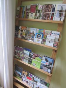 a book shelf filled with books at B&B Beatrix in Beilen