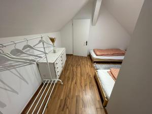 Våningssäng eller våningssängar i ett rum på 120qm 5 rooms dublex - 2 bathrooms - kitchen