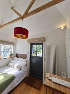 A bed or beds in a room at THE ANNEX, Lostwithiel Small Double Bed, Private Parking, Quiet Location