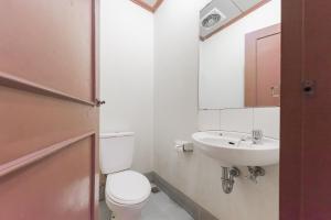 Koupelna v ubytování RedDoorz Plus At Hotel Griya Astoeti