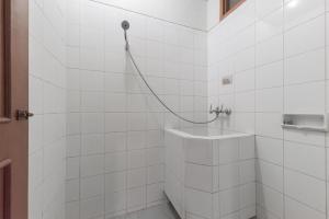 Koupelna v ubytování RedDoorz Plus At Hotel Griya Astoeti