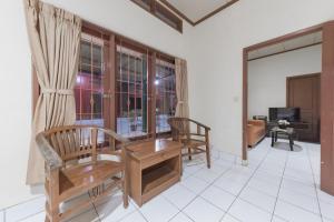 Posezení v ubytování RedDoorz Plus At Hotel Griya Astoeti