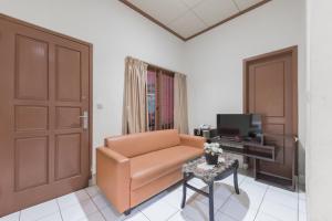 TV a/nebo společenská místnost v ubytování RedDoorz Plus At Hotel Griya Astoeti