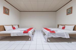Postel nebo postele na pokoji v ubytování RedDoorz Plus At Hotel Griya Astoeti