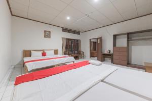 Postel nebo postele na pokoji v ubytování RedDoorz Plus At Hotel Griya Astoeti