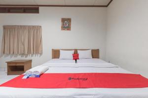 Postel nebo postele na pokoji v ubytování RedDoorz Plus At Hotel Griya Astoeti