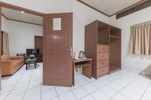 Postel nebo postele na pokoji v ubytování RedDoorz Plus At Hotel Griya Astoeti