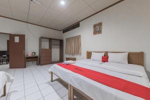 Postel nebo postele na pokoji v ubytování RedDoorz Plus At Hotel Griya Astoeti