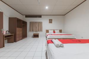 Postel nebo postele na pokoji v ubytování RedDoorz Plus At Hotel Griya Astoeti