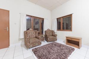 Posezení v ubytování RedDoorz Plus At Hotel Griya Astoeti