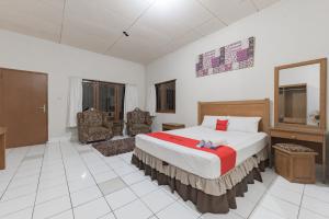 Postel nebo postele na pokoji v ubytování RedDoorz Plus At Hotel Griya Astoeti