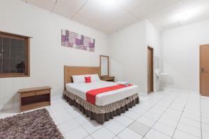 Postel nebo postele na pokoji v ubytování RedDoorz Plus At Hotel Griya Astoeti