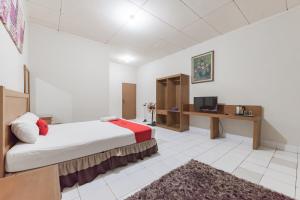 Postel nebo postele na pokoji v ubytování RedDoorz Plus At Hotel Griya Astoeti