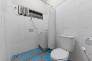 Koupelna v ubytování RedDoorz Plus At Hotel Griya Astoeti