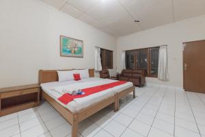 Postel nebo postele na pokoji v ubytování RedDoorz Plus At Hotel Griya Astoeti