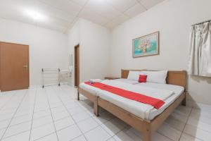 Postel nebo postele na pokoji v ubytování RedDoorz Plus At Hotel Griya Astoeti