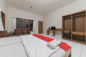 Postel nebo postele na pokoji v ubytování RedDoorz Plus At Hotel Griya Astoeti