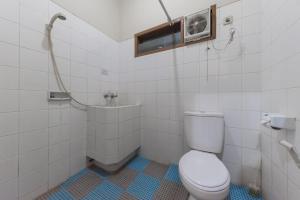 Koupelna v ubytování RedDoorz Plus At Hotel Griya Astoeti