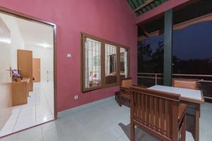 Fotografie z fotogalerie ubytování RedDoorz Plus At Hotel Griya Astoeti v destinaci Bogor