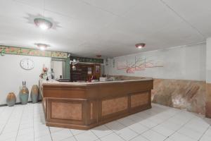 Lounge nebo bar v ubytování RedDoorz Plus At Hotel Griya Astoeti