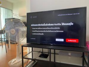 Μια τηλεόραση ή/και κέντρο ψυχαγωγίας στο Condo in front MRT Bang Krasor, Nonthaburi