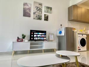 een woonkamer met een koelkast en een tafel bij 1-2pax CozyStudio,Central Park Jb townCIQ, Free Netflix,Wi-Fi,Youtube in Johor Bahru