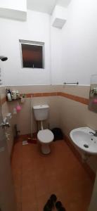 La salle de bains est pourvue de toilettes et d'un lavabo. dans l'établissement Edaman Guest House, à Kota Kinabalu