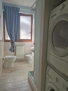 bagno con servizi igienici e lavatrice. di Home Brigitte a Frascati