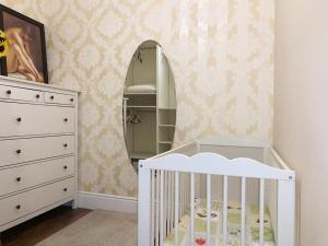 um quarto para bebés com um berço e um espelho em Apartamento en Atocha Madrid Centro AVE muy grande em Madri