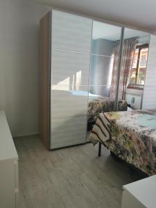 1 dormitorio con 2 camas y un armario grande con espejo. en Home Brigitte en Frascati