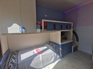 Dormitorio infantil con cama y pared púrpura en Home Brigitte en Frascati