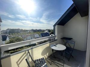 Μπαλκόνι ή βεράντα στο Hisse et Oh, T2 avec balcon vue port et parking