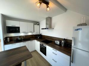 Η κουζίνα ή μικρή κουζίνα στο Hisse et Oh, T2 avec balcon vue port et parking