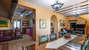 une salle à manger et un salon avec une table et des chaises dans l'établissement Alojamiento Rural la Aragonesa Marmolejo by Ruralidays, à Marmolejo