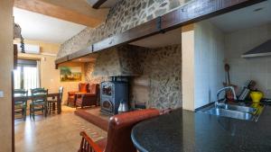 une cuisine avec un comptoir et un salon dans l'établissement Alojamiento Rural la Aragonesa Marmolejo by Ruralidays, à Marmolejo