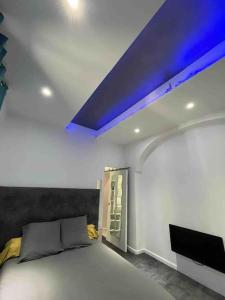 1 dormitorio con 1 cama y techo azul en Les Suites du Palais, en Carcassonne
