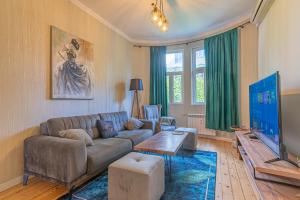 ソフィアにある5 Seconds Away from the Main Street, FREE Secured Parkingのソファとテーブルのあるリビングルーム