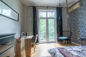 ソフィアにある5 Seconds Away from the Main Street, FREE Secured Parkingのベッドと机と窓のある寝室