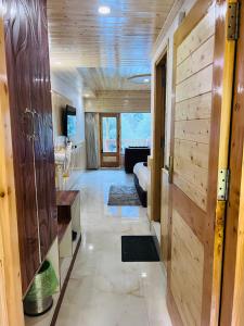 1 dormitorio con 1 cama en una habitación con paredes de madera en Aadarsh Hotel, Nanital, en Nainital