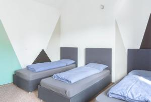 two beds in a room with blue pillows at Apart.5 locuri centru Cristian in Cristian